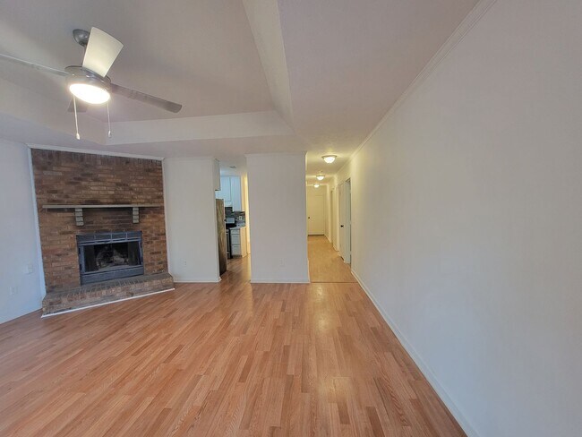 Foto del edificio - Fully Renovated 3BR/2BA Ranch-Style Townhome – SS Appliances &  Washer/Dryer