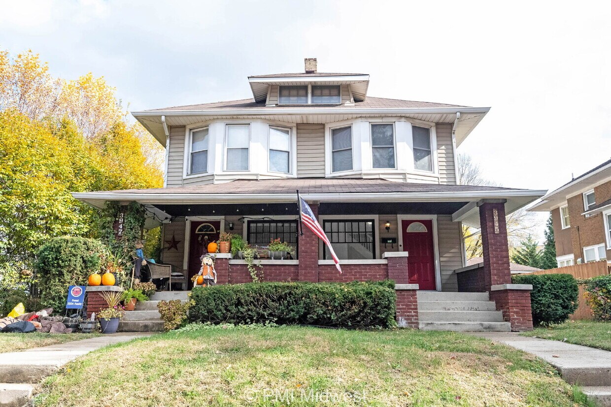 Foto principal - "Charming 3 Bedroom with Hardwood Floors in Indianapolis - Don't Miss Out!"