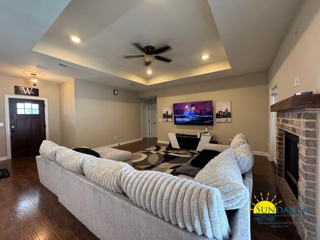 Foto del edificio - Stunning 4 Bedroom Home with Sparkling Pool!