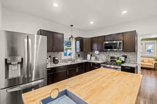 Building Photo - 2853 S Ellen St