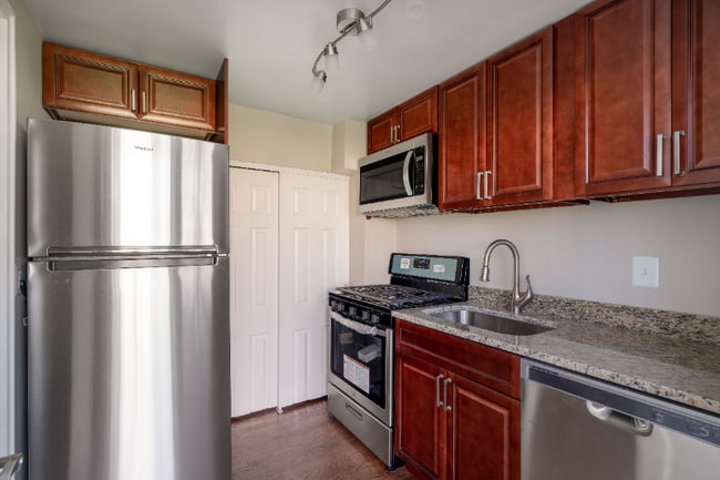 Building Photo - 2526 Iverson St