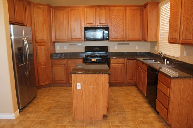 Building Photo - BEAUTIFUL 4 BEDROOM 2.5 BATHROOM HOME.