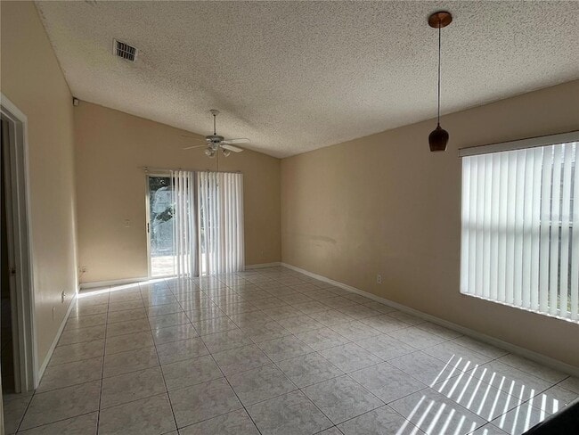 Building Photo - 2131 Rj Cir