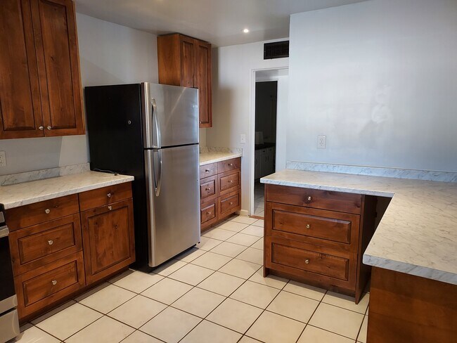 Cocina - 5917 E 4th St