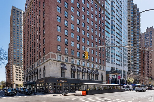 There are many types of housing options in Upper West Side, often with businesses and restaurants below.