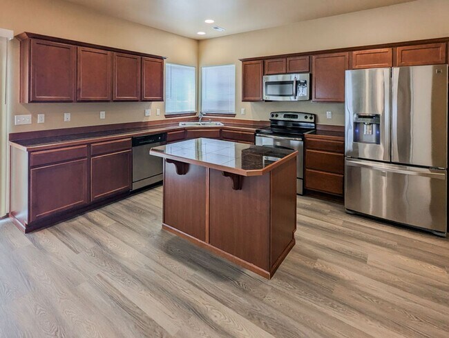 Foto del edificio - Spacious 4 bed/2.5bth Home W/ New Carpet &...