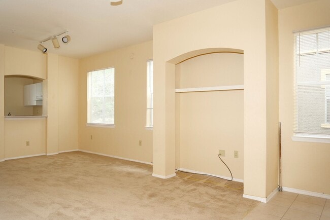 Building Photo - Charming 1 Bedroom, 1 Bath Condo in Beauti...