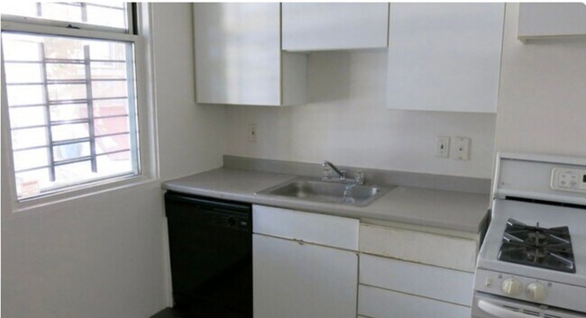 Building Photo - 6 bedrooms Student Housing Available for r...