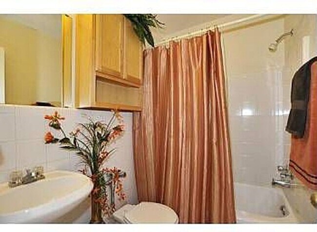 Foto del edificio - Great 1 bedroom Condo- Garage Parking and ...