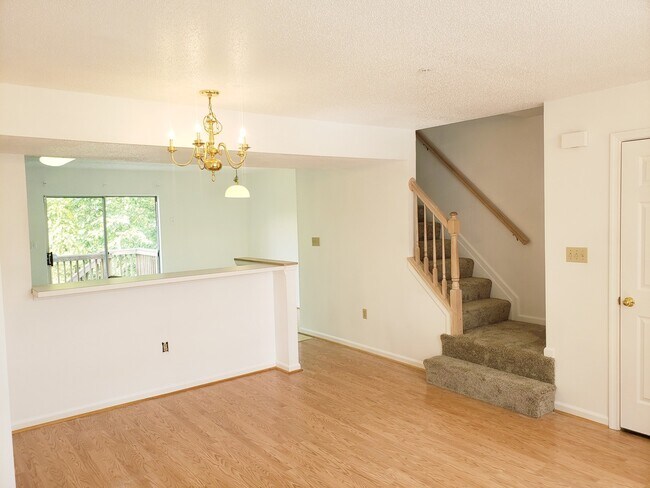 Foto del edificio - 4 Bedroom 2.5 Bathroom Town Home in Quiet ...