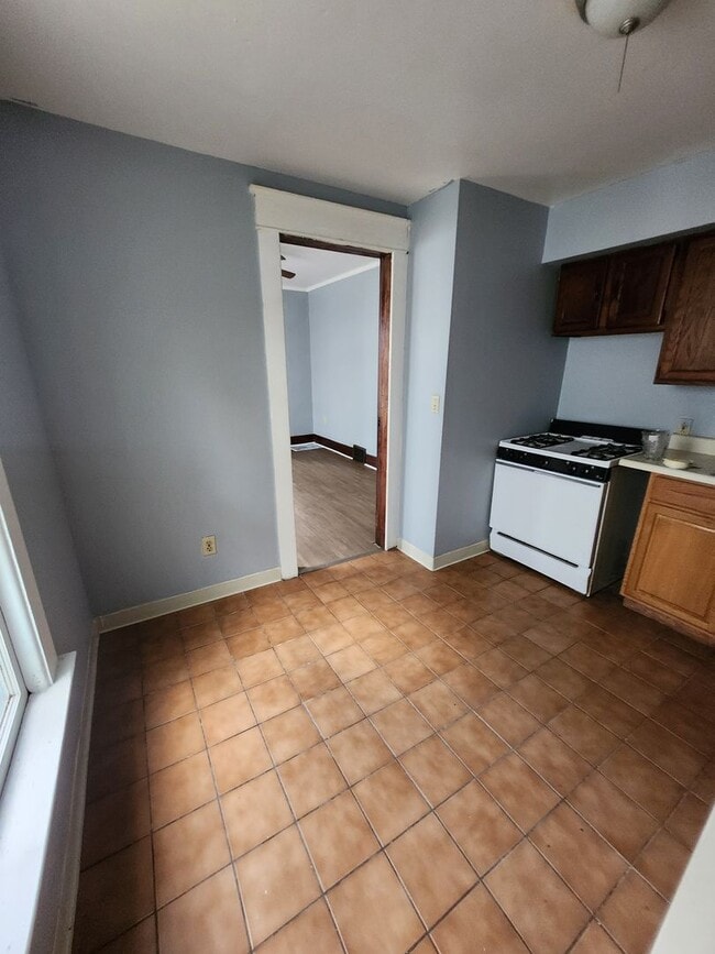 Building Photo - Lower 2 bedroom