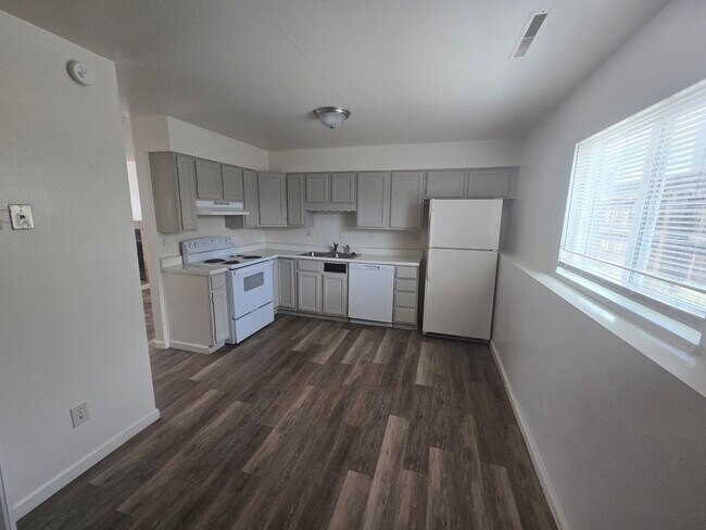 Foto del edificio - 4457 E Pikes Peak Ave