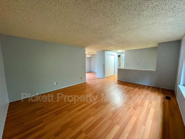 Building Photo - 3100 Armstrong Ln NE