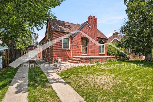 Building Photo - Stunning Home with Central AC and Fenced Yard