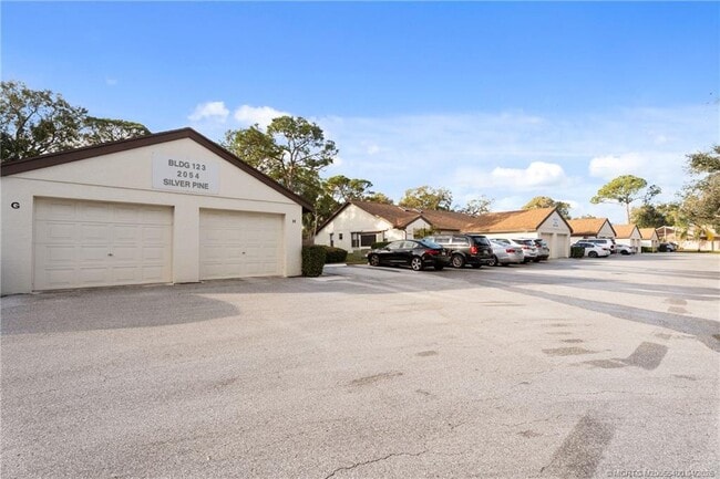 Building Photo - 2054 SW Silver Pine Way