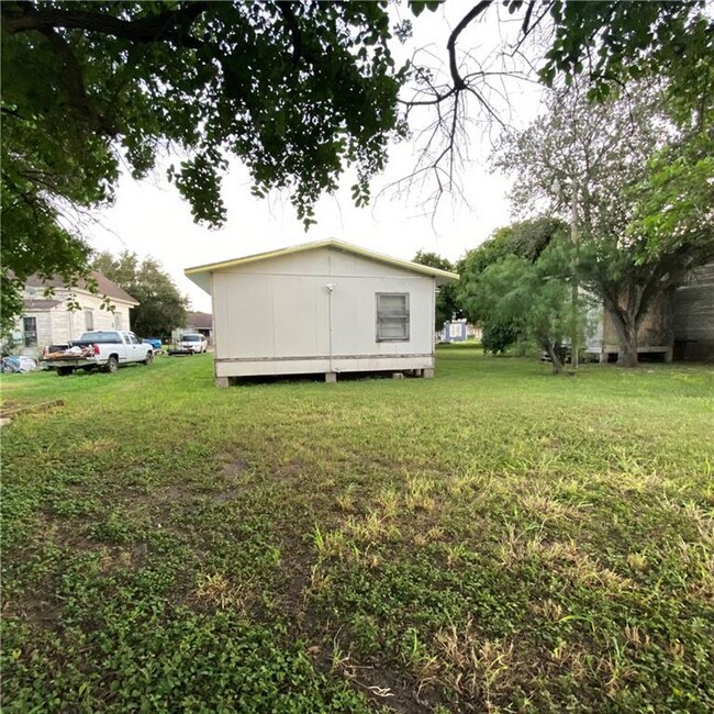 208 E Fordyce Ave, Kingsville, TX 78363 Room for Rent in Kingsville