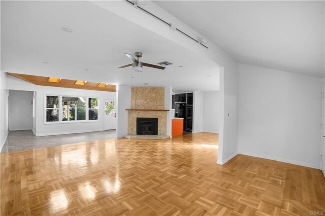 Foto del edificio - Tucked away behind gorgeous grand gates is this beautifully updated 3 bedroom 2 bath home