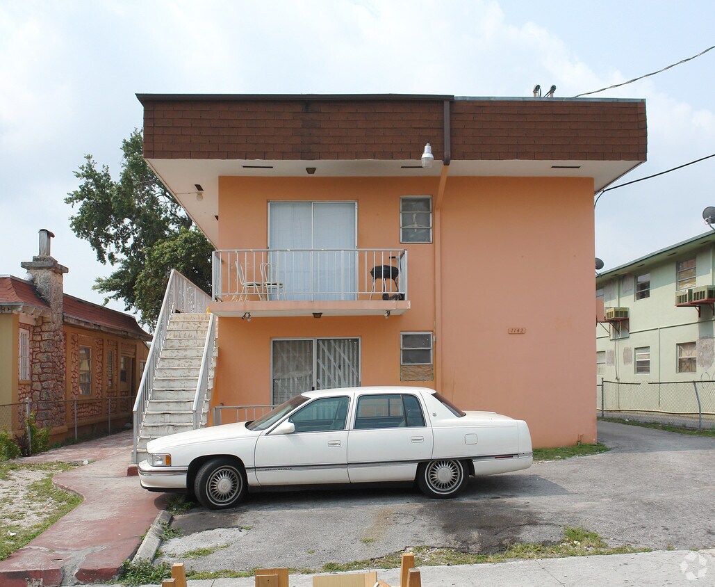 Primary Photo - 1142 NW 6th St