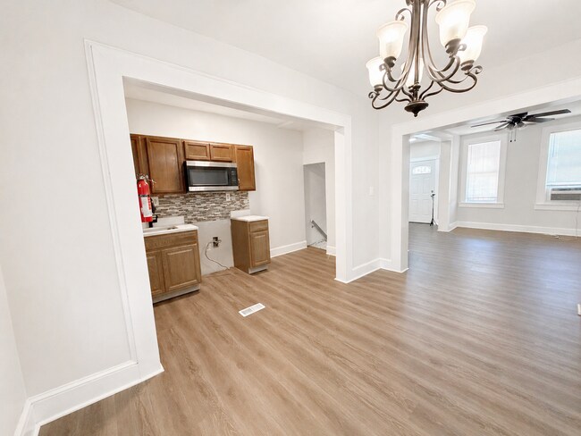 Foto del edificio - 3 Bedroom Home with Basement, Laundry Area & Bright Living Space