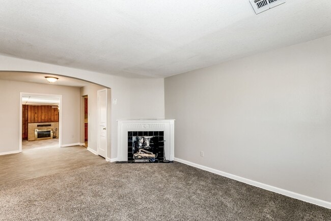 Building Photo - Large 2 Bedroom Home with Den!