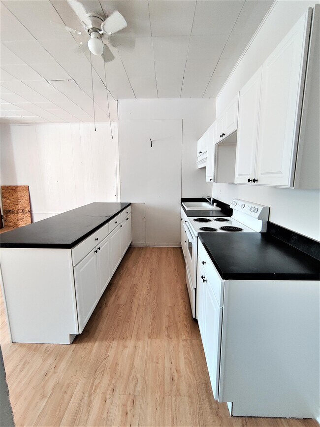 Building Photo - 28 E Railroad St