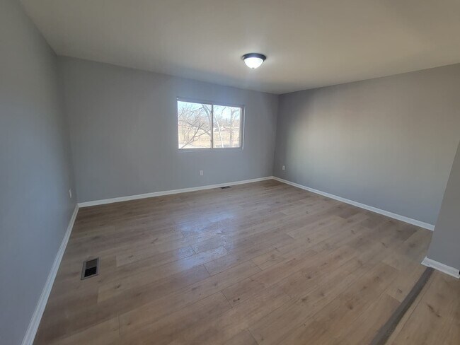 Foto del edificio - 1808 N James H McGee Blvd