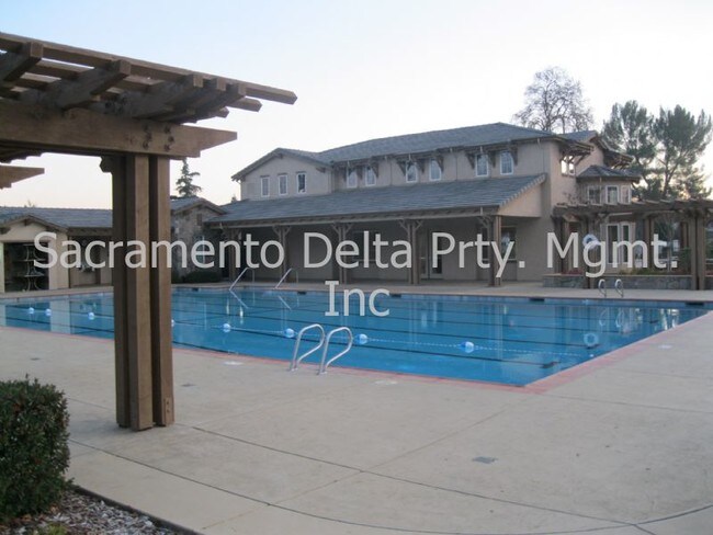 Building Photo - 390 Regatta Ln