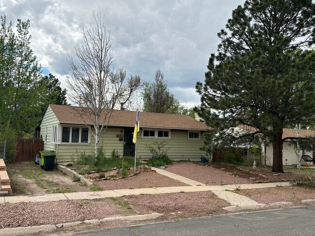 Photo - CUTE 3BD RANCHER WITH CHARACTER IN CENTRAL COLORADO SPRINGS - Security Deposit Waiver Available House