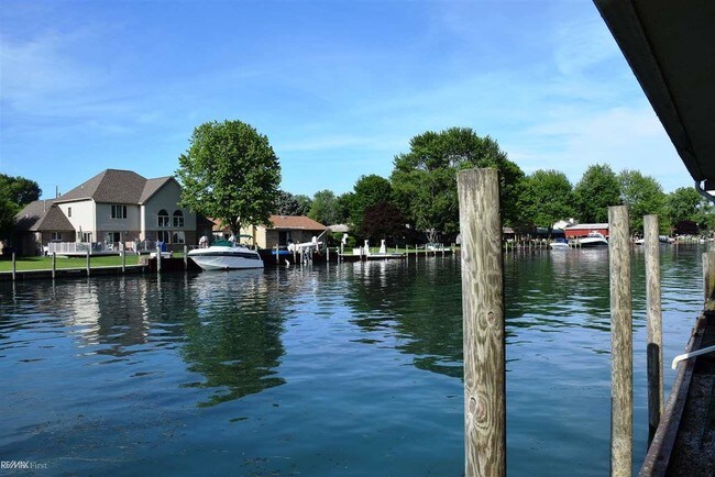 Foto del edificio - 8445 Colony Dr