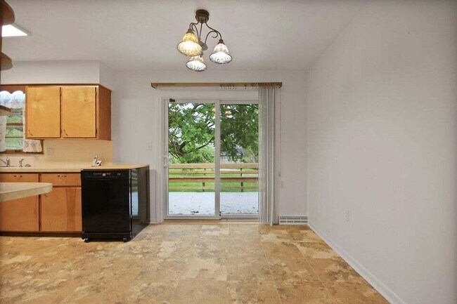 Building Photo - 3205 Pioneer Dr