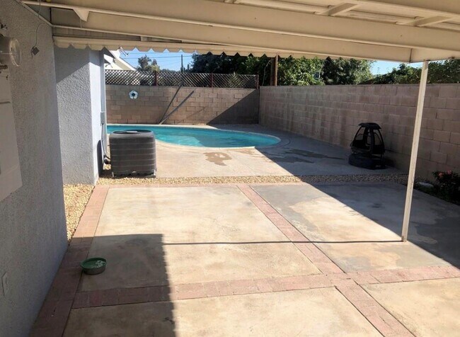 Building Photo - 1492 Rosehill Dr