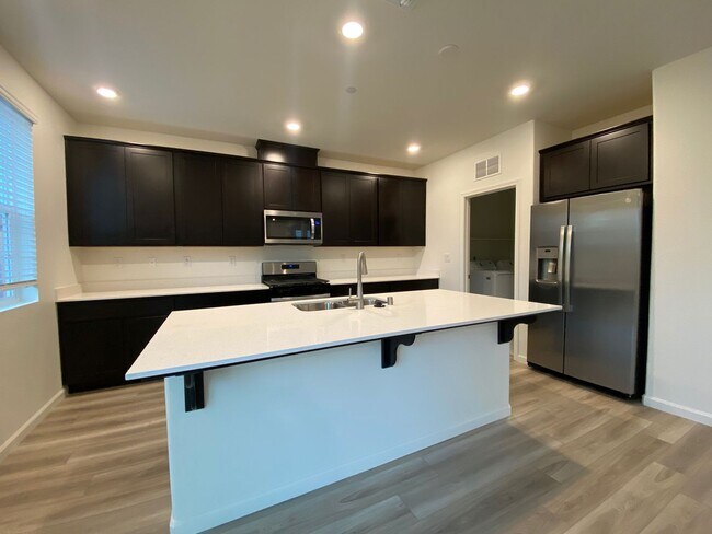 Foto del edificio - BRAND NEW, LARGE 5 BED, 3 BATH HOME, 2 CAR...