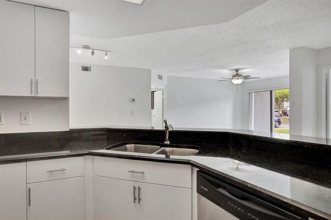 Foto del edificio - 9088 W Atlantic Blvd