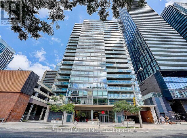 Photo du bâtiment - 22-2122 Wellesley St E