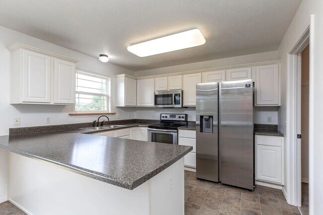 Building Photo - Welcome to your future home in Hollister, ...