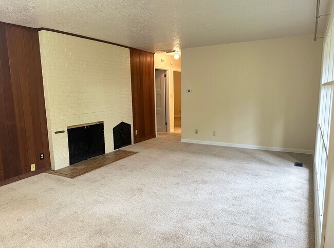 Building Photo - *$500 off first full month!* Charming Cott...
