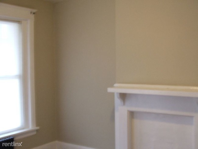 Building Photo - 3 br, 2 bath Townhome - 13 W 20th St