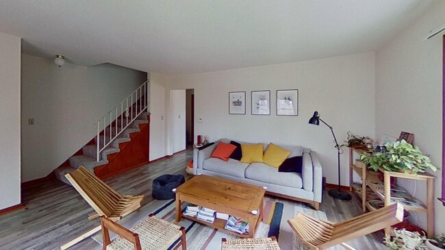 Foto del edificio - Duplex with the features of a single family house for a lot less!!