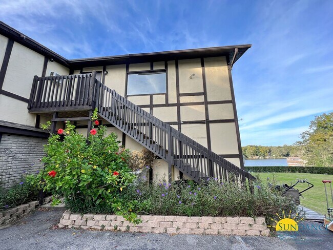 Foto del edificio - Unique Furnished Waterfront Rental on Don'...