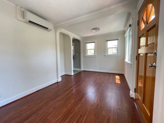 Salón orientado al norte con acceso a la cocina. - 3534 Helms Ave