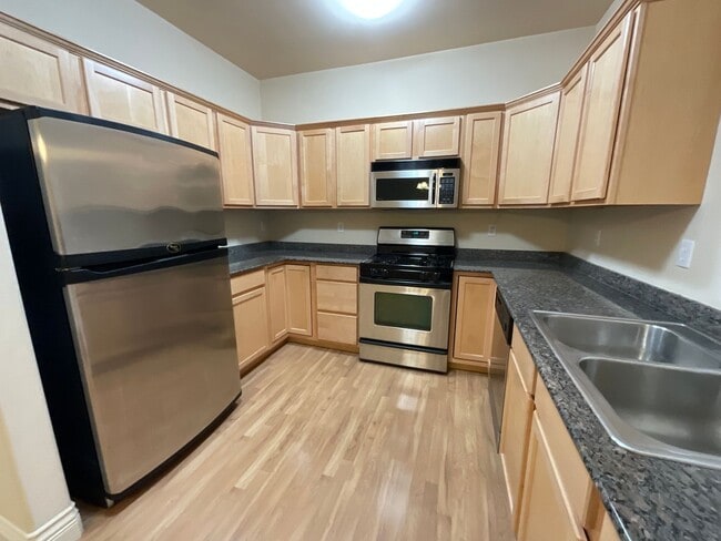 Building Photo - 2 bed, 2 bath Condo in Cordata - December ...