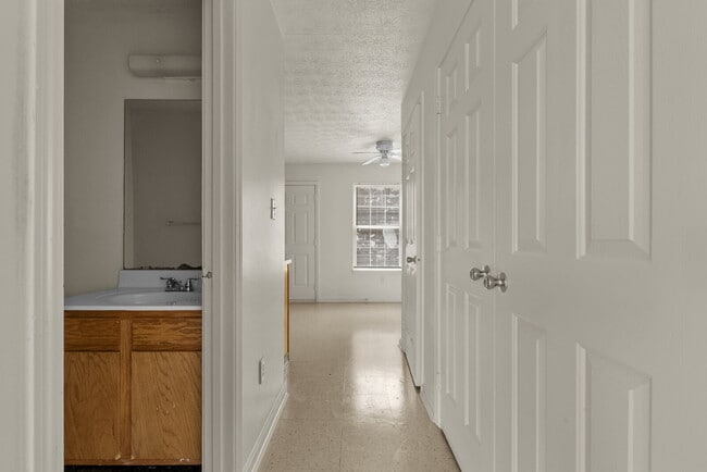 Foto del edificio - Charming Two Bedroom Townhome in South Louisville, Family-Friendly Neighborhood!