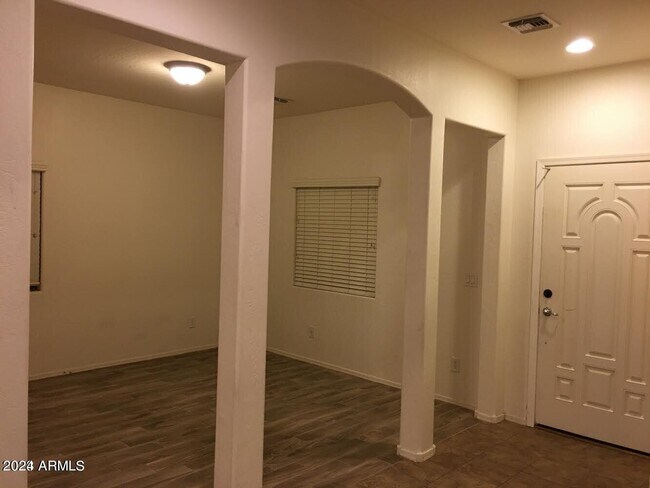 Foto del edificio - 4661 E Laurel Ave