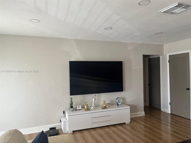 Foto del edificio - 7731 NW 32nd St