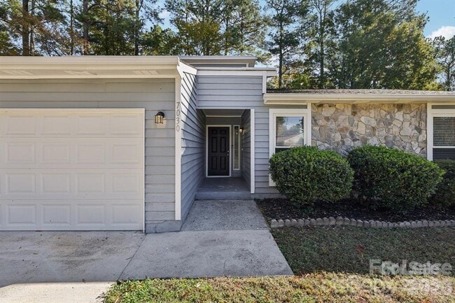 Building Photo - 7030 Huntsmaster Dr