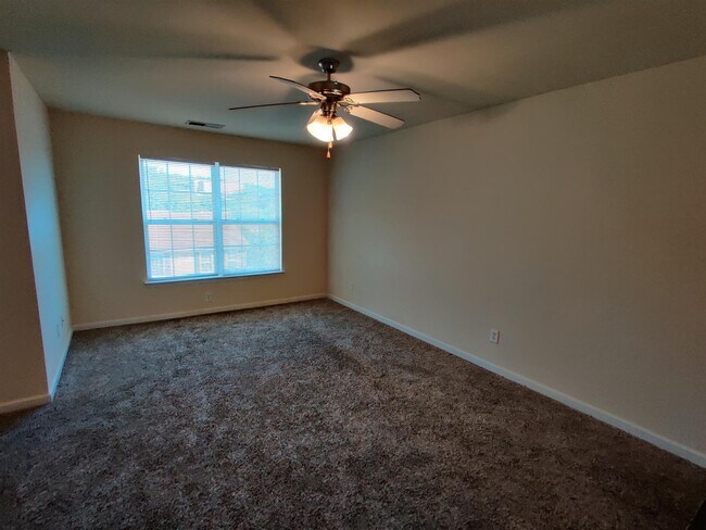 Building Photo - 300 Stonehaven Cir