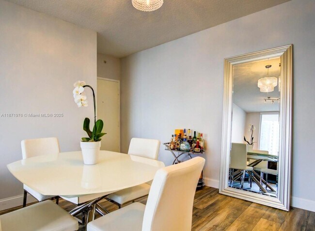 Foto del edificio - 601 NE 23rd St