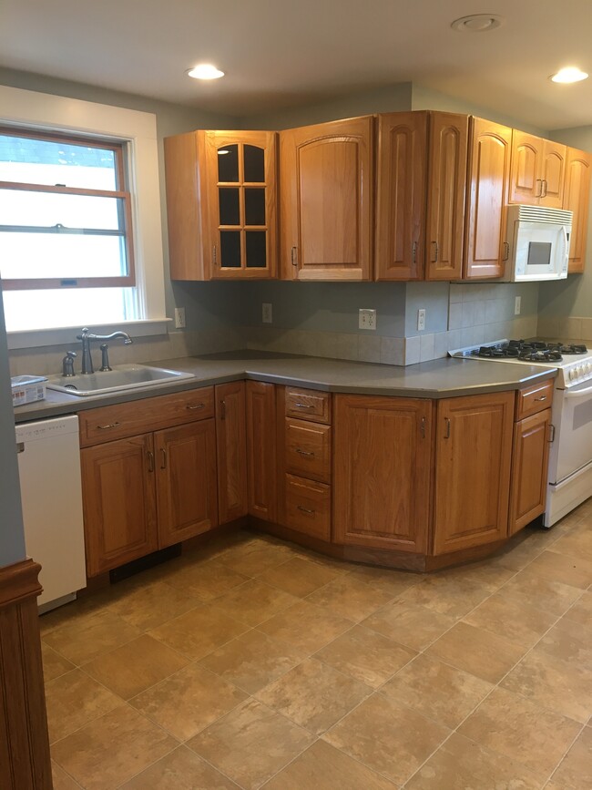 Kitchen - 32 Moss St
