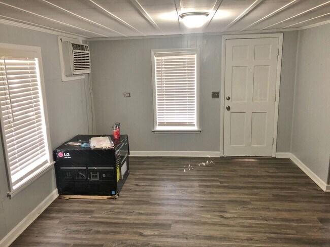 Building Photo - 2 Bedroom 1 bath