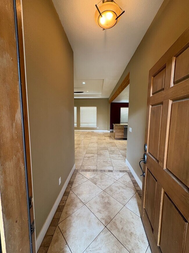 Building Photo - Beautiful Country Home on 20 Acres with Stunning Mountain Views